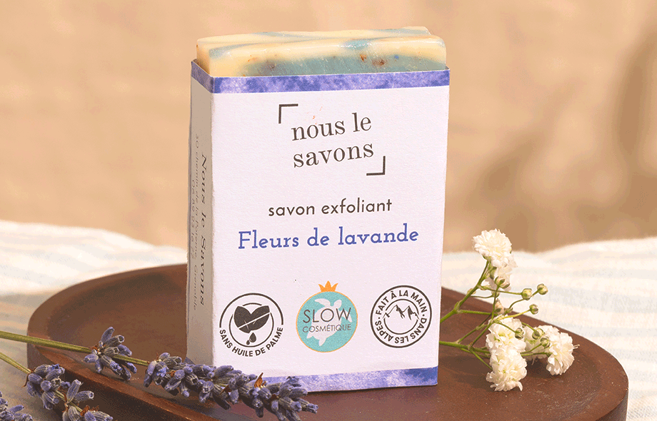 Savon Exfoliant Saponifié à Froid Lavande Bio de Nous Le Savons : Pour une peau saine et apaisée !