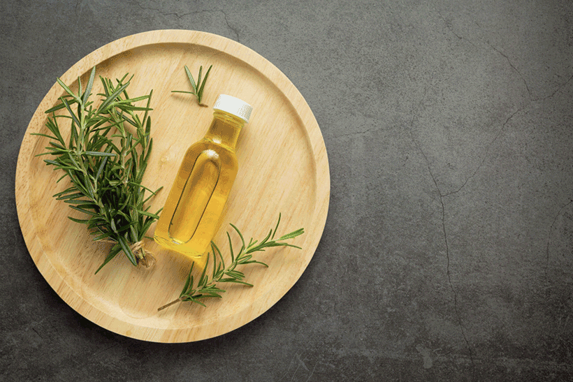 Rosemary oil : l’huile miracle pour la pousse des cheveux ?