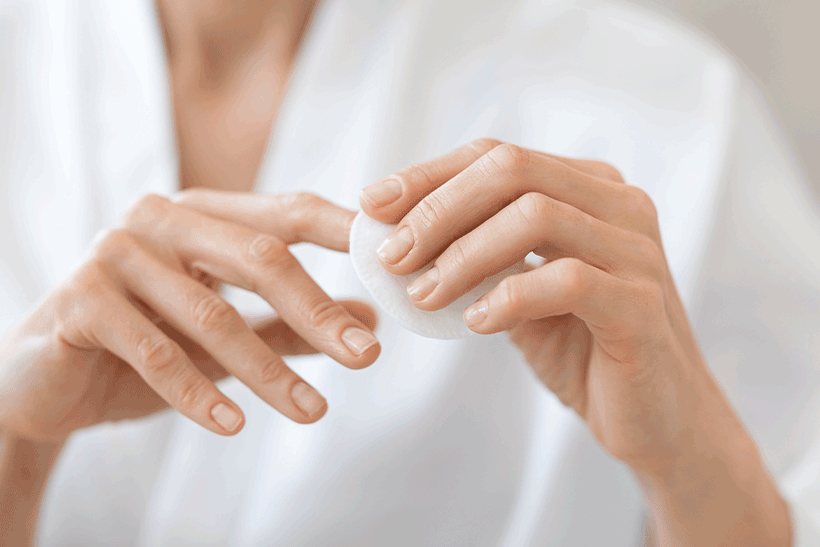 Comment enlever du vernis semi-permanent à la maison facilement ?