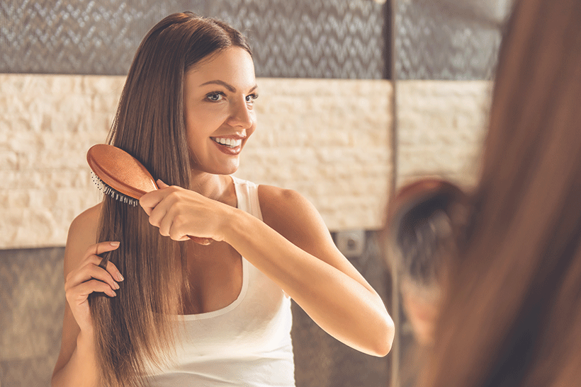 Peigner ou brosser les cheveux bouclés : démêlage, volume et sébum