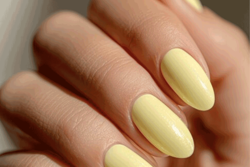 Butter yellow nails : la manucure tendance et naturelle
