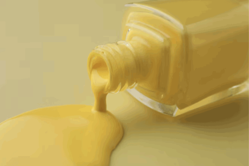 Butter yellow nails : la manucure tendance et naturelle