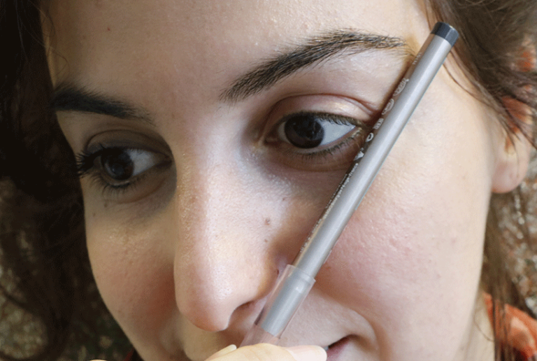 crayon sous les yeux