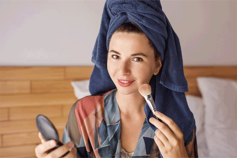 Comment faire tenir son maquillage toute la journée naturellement ?