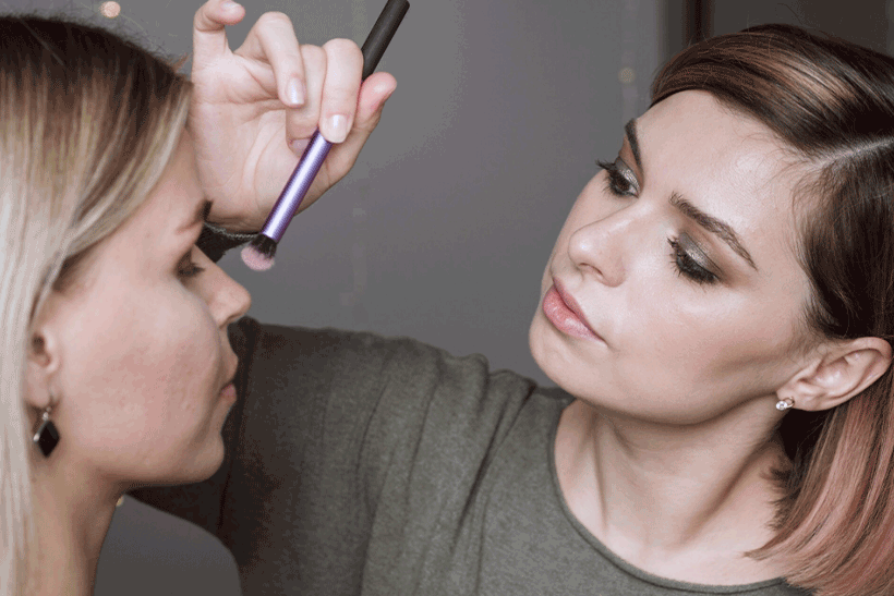 Maquillage naturel vs makeup maximaliste : quel choix faire ?