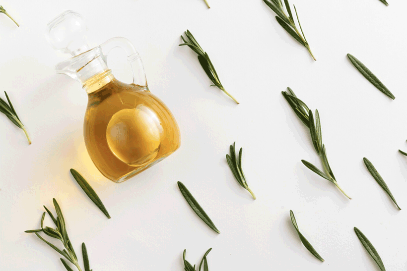 Huile de romarin pour les cheveux : le secret de pousse naturel