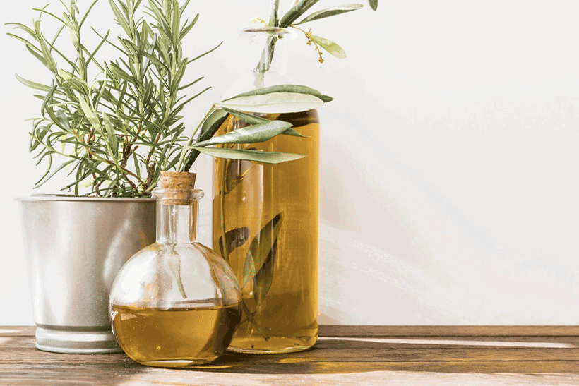 Huile de romarin pour les cheveux : le secret de pousse naturel