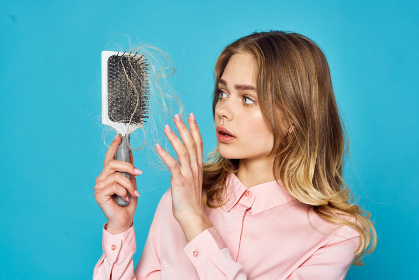 Chute de cheveux :  Nos astuces quand vos cheveux se font la malle