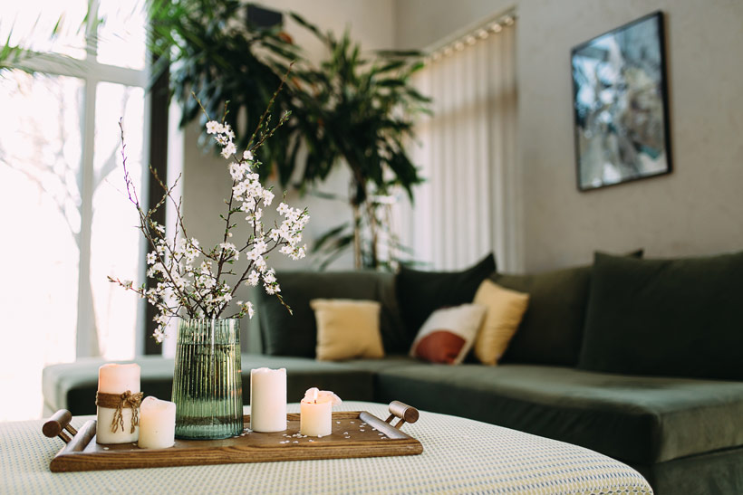 Cheminée et lumière tamisée pour un salon cocon