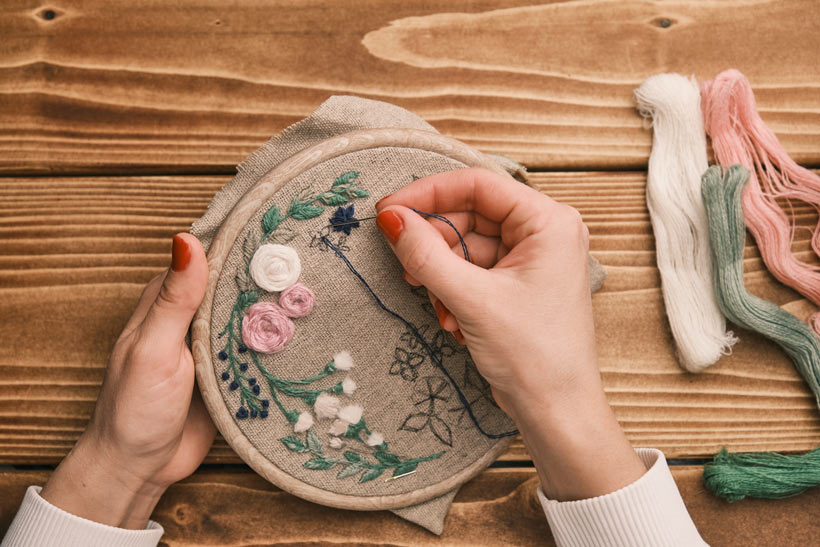 La Broderie : Un Art Ancien aux Bienfaits Modernes