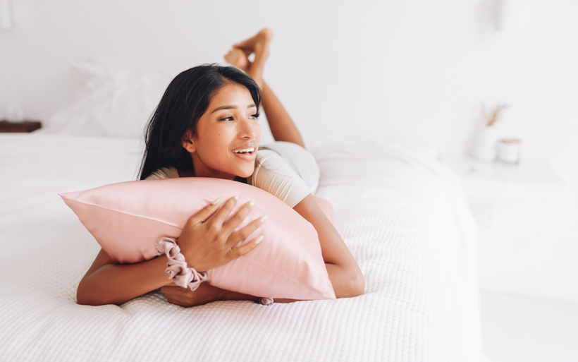 Bienfaits d'une taie d'oreiller en soie : L'accessoire pour une nuit  paisible et une beauté conservée