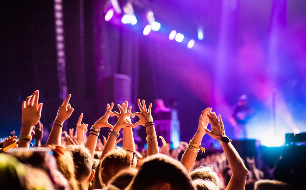 Briller en Festival de Musique : Le Guide Beauté de l’Été